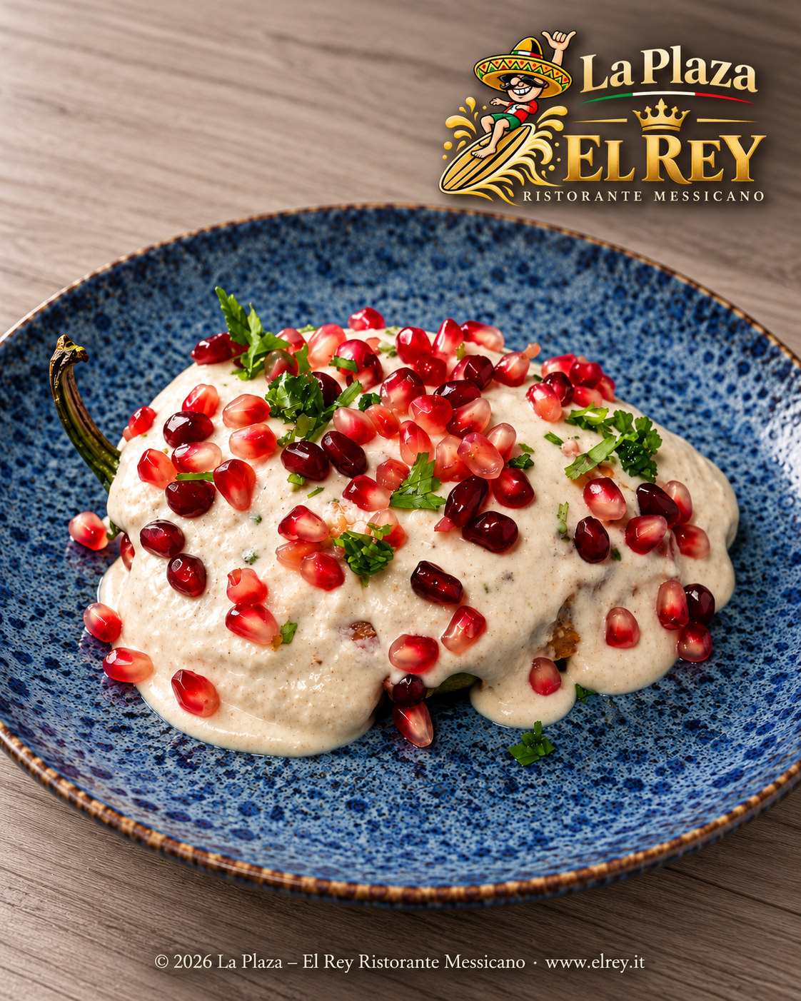 Chile en Nogada di El Rey con salsa di noci e melagrana, servito sul piatto blu maculato