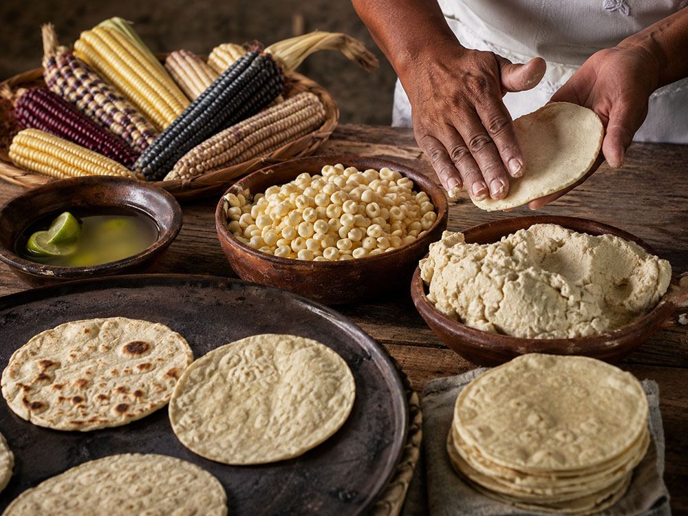 Mais, nixtamal, masa e tortillas cotte sul comal come sintesi del processo tradizionale