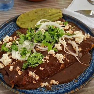 Enchiladas messicane tradizionali ripiene e gratinate