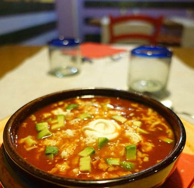 Sopa Azteca - Zuppa calda con tortillas fritte, formaggio e avocado