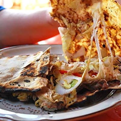 Tlayuda tipica di Oaxaca - Tortilla gigante croccante con fagioli e carne