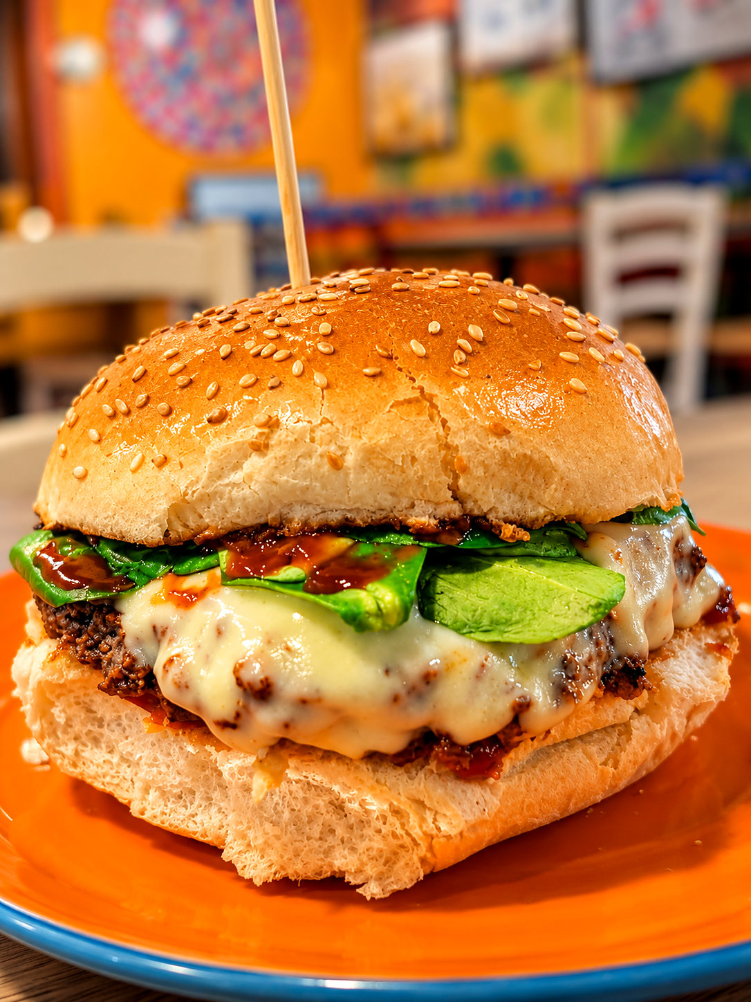 Hamburger con formaggio e avocado