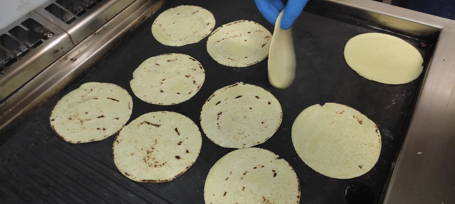 Cottura delle tortillas di mais sulla piastra nella cucina di El Rey