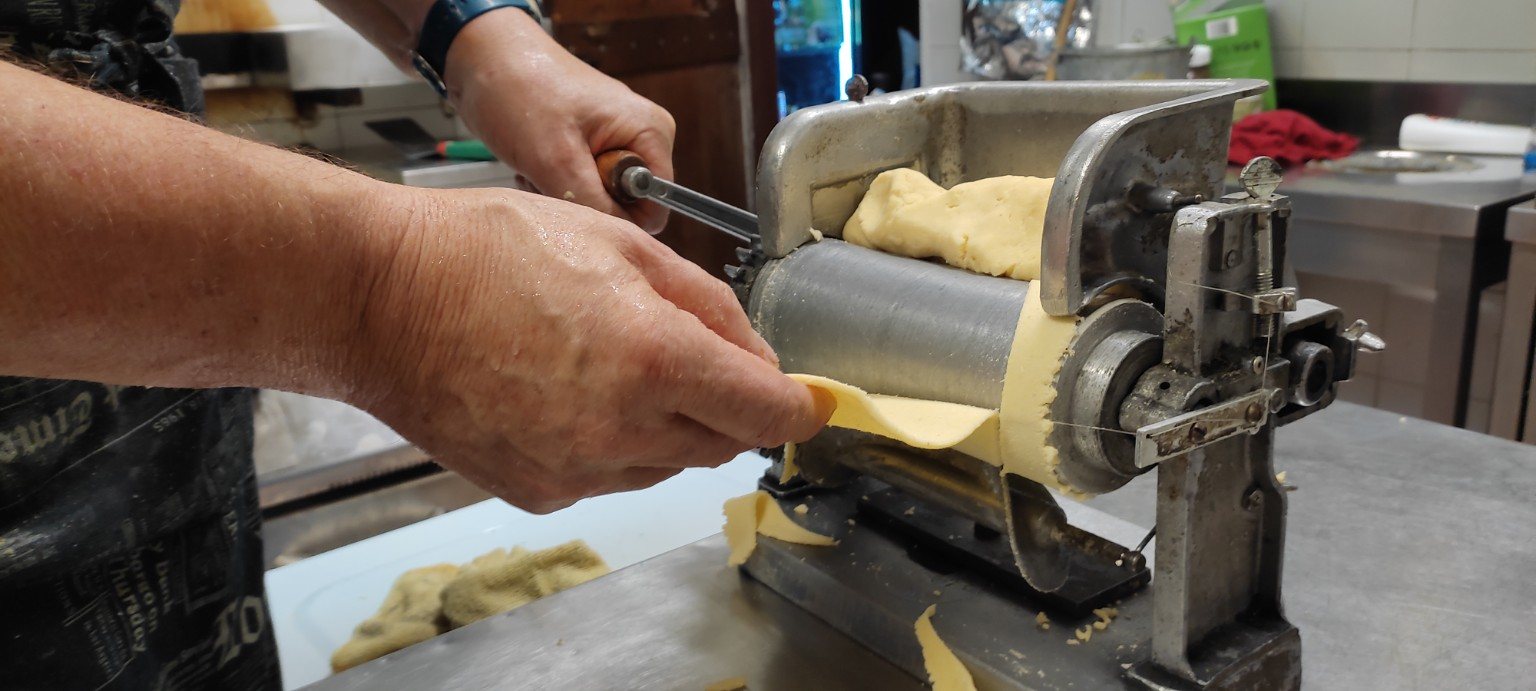 Produzione interna delle tortillas di mais nella cucina di El Rey